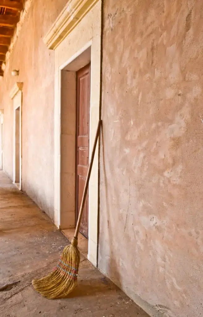 Bild von einem Reisigbesen an der Wand lehnend, als Ursprung des Wortes Besenreiser