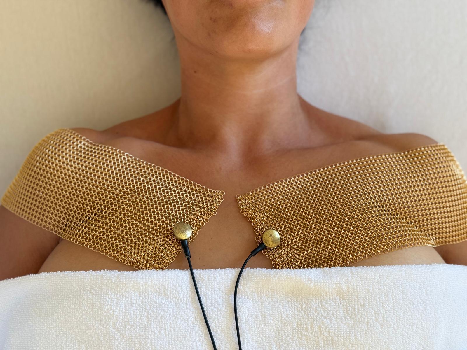 Behandlung von UV-Schäden im Dekolleté einer Frau mit der OndaLuz Goldnetzmaske