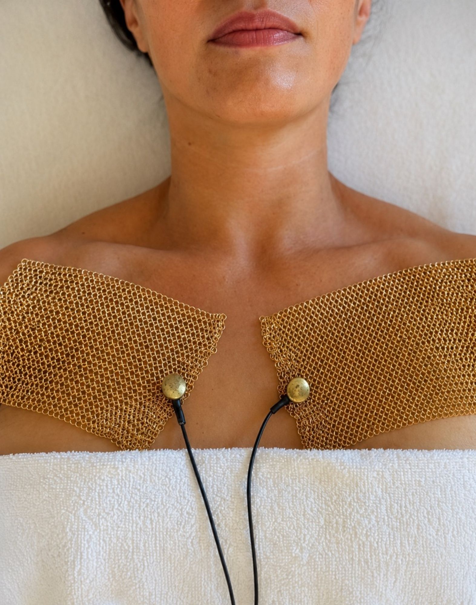 OndaSystema Behandlung der Brust mit speziellen Goldnetzen und individuell abgestimmten Impulsen zur Unterstützung des Gewebes und der Brustgesundheit